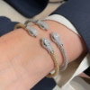 Bracciale rigido in argento con teste di serpenti